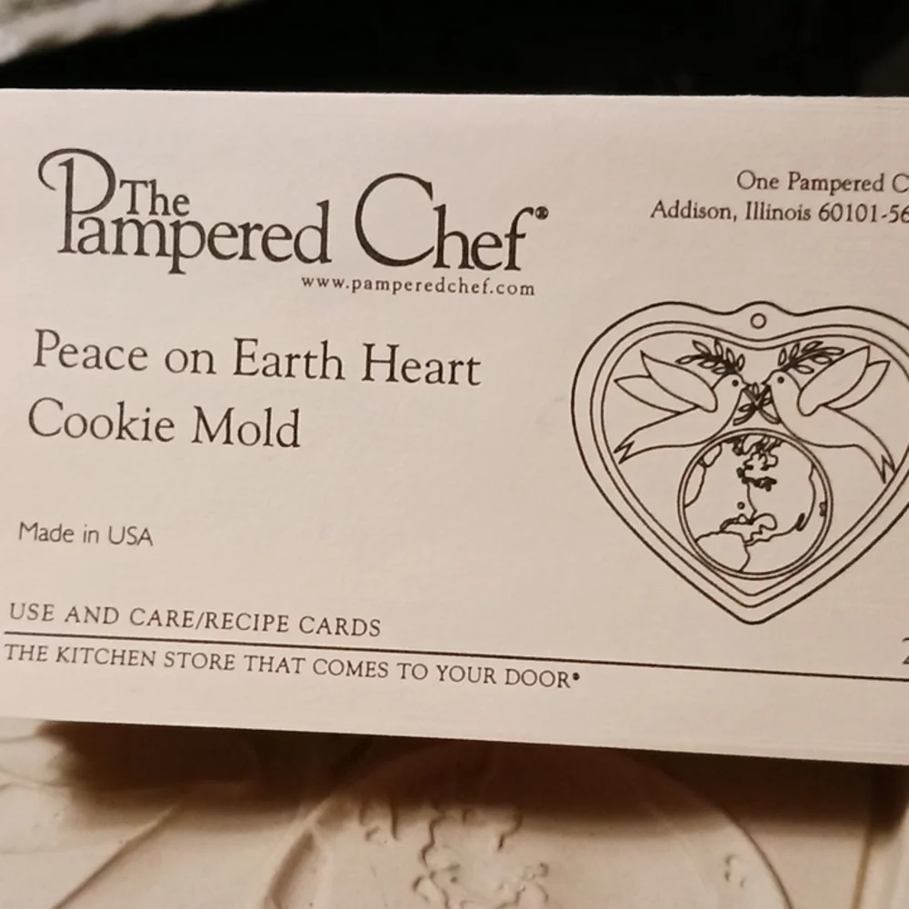 The Pampered Chef Prace on Earth Heart Cookie Mold